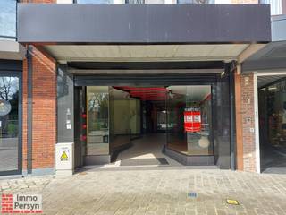 De Basiliek van Scherpenheuvel lokt elk jaar talloze toeristen om te genieten van de pracht van onze mooie stad. Elk jaar opnieuw worden de seizoenskraampjes geplaatst waarvoor menige toeristen langskomen op zoek naar pepernoten, noppen maar ook de gekende noveenkaarsen.<br /><br />Dit handelspand is gelegen op het Isabellaplein en bevindt zich tussen talloze succesvolle zaken. De handelaars van Scherpenheuvel verwelkomen graag een nieuwe handelaar in het handelscentrum.<br /><br />Het pand zelf beslaat 257m² (gegevens EPC) verdeeld over 3 verdiepingen. De riante toonzaal/verkoopsruimte (193m²) kom je binnen langs een dubbele etalage met wandelgang. De toonzaal zelf is momenteel ingericht met ingewerkte en verlichte vitrinekasten in elke muur. Een strategisch geplaatste toonbank zorgt dat je een overzicht bewaard over de ganse winkel.<br /><br />Achteraan het pand kan men de stockageruimte vinden op het 1ste verdiep. Deze ruimte is verwarmd en voorzien van talloze rekken om verkoopsgoederen te stockeren. De zolder kan eventueel ook gebruikt worden om decoratiemateriaal te bewaren per seizoen.<br /><br />Verder beschikt het handelspand nog over een ruime keuken met eetgedeelte voor 4 personen, apart toilet en economaat meteen achter de toonbank.<br />Het pand kan gehuurd worden voor verschillende doeleinden behalve bistro, restaurant, bereiding van etenswaren.<br /><br /><br /><u>Dit handelspand is meteen beschikbaar.</u><br /><br />Huren onder POP-UP contract is voor dit pand ook mogelijk, neem contact op met ons om de mogelijkheden te bespreken.<br />Voor een POP-UP contract is de prijs bespreekbaar na contact met Gert op 013/444 008 of verhuur@immopersyn.be