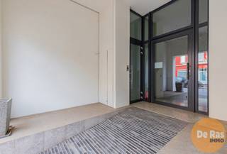 AALST - KANTOOR/PRAKTIJKRUIMTE MET VERNIEUWD APPARTEMENTAan de poort van de mooiste winkelstraat van Aalst staat deze kwalitatieve, energiezuinige...