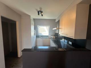 <p>Inschrijven kan via onze website</p><p> </p><p>Op een uitstekende ligging in Erembodegem bevindt zich dit <strong>lichtrijke duplexappartement</strong>. Het station, winkels, scholen en openbaar vervoer bevinden zich in de nabije omgeving.</p><p> </p><p>Bij het betreden van het appartement kom je in <strong>een gezellige leefruimte met open keuken</strong>. Aansluitend is er <strong>een terras</strong> aanwezig. Verder beschikt het appartement over een toilet, een wasplaats en een badkamer met douche. Op de bovenverdieping bevindt zich de slaapkamer, samen met een apart toilet.</p><p> </p><p>Er is de mogelijkheid om <strong>een garage bij te huren aan €80 + €15 gemeenschappelijke kosten</strong>.</p><p> </p><p>De huurprijs bedraagt €735 + €95 gemeenschappelijke kosten.</p><p> </p><p>Het appartement is onmiddelijk beschikbaar.</p>