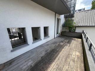 <p><span>Ruim en lichtrijk appartement op de 1ste verdieping in de </span><span>prachtige residentie St Louis Court</span><span>, gelegen op wandelafstand van de Europese instellingen. Het appartement beschikt over een ruime inkomhal met apart toilet en vestiaire. Een grote leefruimte met toegang tot de volledig ingerichte keuken en aansluitende berging. Nachthal met 2 ruime slaapkamers (19m² & 17m²) waarvan 1 met toegang tot het ruime terras (20m²). Ingemaakte kast voor de wasmachine, douchekamer (lavabo & douche) en badkamer met ligbad en dubbele lavabo. Privatieve kelder. Ideale ligging vlakbij het openbaar vervoer, de Squares, Europese instellingen en winkels.</span></p><p><span> </span></p>