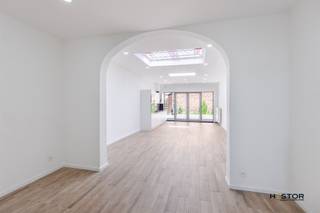 Bent u op zoek naar een gerenoveerde en instapklare woning in Sint-Niklaas? Dan is dit zeker iets voor u! U betreedt de woning via de inkomhal...