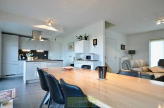 Deze recente woning bestaat op het gelijkvloers uit een inkomhall, toilet, lichtrijke leefruimte met open geïnstalleerde keuken en ruime garage...