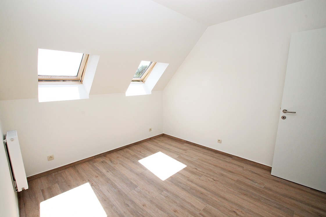 Recent appartement met lift en ruim terras op de tweede verdieping op centrale locatie in Wijnegem! - foto 4