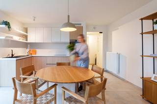 Ben je op zoek naar een nieuwe thuis of een interessante investering in het hart van Ingelmunster? Ontdek dit energiezuinige en moderne nieuwbouwappartement in Residentie Geuze St. Louis, gelegen op de historische brouwerijsite van Brouwerij Vanhonsebrouck.
Je woont in het centrum, op wandelafstand van winkels, scholen, horecagelegenheden, het gemeentehuis, openbaar vervoer en het station. Zin in een ontspannende wandeling of fietstocht? Het nabijgelegen kanaal Roeselare-Leie en de prachtige Mandelvallei bieden een oase van rust en natuur.
Dit appartement (91,54 m² woonoppervlakte) op de tweede verdieping beschikt over een inkomhal, een lichtrijke woon- en eetkamer, een geïnstalleerde open keuken, een praktische berging, 2 slaapkamers, een functionele badkamer en een mooi terras. Dankzij de hoge plafonds (2,5m tot 3m hoog!) en de hoge ramen geniet je van veel lichtinval en een ruimtelijk gevoel. De privé parkeerplaatsen zijn ondergebracht in een afzonderlijke, veilige parkeerhaven achter het gebouw. Je fiets kan je stallen in een gemeenschappelijke fietsenberging.
Contacteer ons voor meer informatie of een bezoek ter plaatse.