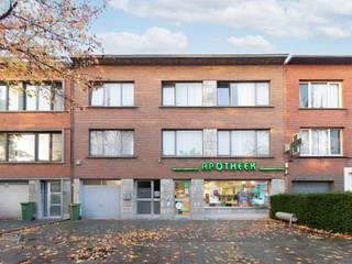 Wonen en werken combineren aan het centrum van Merksem. Dit ruime handelspand met duplex appartement ligt vlak bij het centrum van Merksem,...