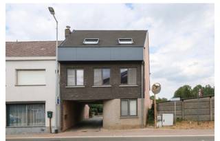 <p>Ruim duplex-appartement in Scherpenheuvel-Zichem</p><p>[[ DIT PAND NEEMT DEEL AAN DE ERA OPEN HUIZEN DAG OP 19/9 VAN 14:30 TOT 15:30 ]]<br />Te koop: duplex-appartement op de eerste en tweede verdieping in het centrum van Zichem, op wandelafstand van tal van voorzieningen.</p><p>Dit eigentijdse en modern afgewerkte appartement uit 2012 biedt maar liefst 169 m² bewoonbare vloeroppervlakte, verdeeld over twee verdiepingen. De lichtrijke leefruimte sluit naadloos aan op de moderne keuken met ontbijthoek. De bureauruimte op de eerste verdieping kan worden afgesplitst als aparte slaapkamer, en de grote dressing boven kan eveneens worden omgevormd tot een volwaardige slaapkamer.Zo zijn er tot vier slaapkamers mogelijk, naargelang uw noden. Met twee terrassen, een carport en EPC-label B woont u hier comfortabel en energiezuinig, zonder renovatieverplichting.</p><p>Troeven:</p><p>Ruim duplex-appartement van 169 m² met eigentijdse afwerking, twee terrassen en carport in het centrum van Zichem.<br />Uitzonderlijk flexibele indeling met mogelijkheid tot drie of zelfs vier slaapkamers, dankzij een splitsbare bureauruimte en een grote dressing.<br />Energiezuinig wonen met EPC-label B en geen renovatieverplichting, op wandelafstand van alle voorzieningen.<br />Maatregelenregister: blanco</p>