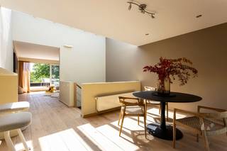  Wonen te midden van weelderig groen, met elke kamer die uitkijkt op de omliggende natuur – dit unieke duplex-appartement biedt niet alleen luxe...