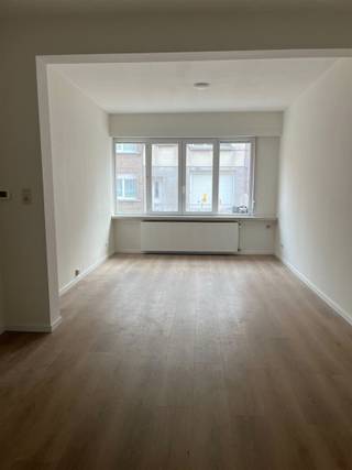 Gerenoveerd gelijkvloers appartement met een slaapkamer Gelegen in het centrum van Merksem, vlakbij alle faciliteiten zoals supermarkten, openbaar...
