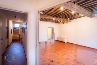 Statige & ruime (320 m2 bew opp) trapgevelwoning gelegen in de geborgenheid van het Ezelstraatkwartier. Het ruime woongeheel zorgt voor meerdere bestemmingsmogelijkheden zoals oa de combinatie wonen & werken of verhuren van het gelijkvloers, co-housing, ... Het behoud van vele authentieke elementen (terracotta- en plankenvloeren, hoge balkenplafonds, open dakgebintes, haard ...) bekrachtigt de ZIEL & BRUGSE GRANDEUR van de woonst. Tevens is er een lift aanwezig.<br /><br />Bovendien beschikt deze eigendom over een garage & extra buitenberging met directe toegang tot de romantisch getinte tuin gehuld in complete PRIVACY.<br /><br />Het GELIJKVLOERS verdeelt zich in :<br />* Inkomhal met toegang tot het bovengelegen woongedeelte & (handels)gelijkvloers bestaande uit: Toegang tot de kelderruimte / Polyvalente ruimte - kantoor / Toilet / Badkamer (wastafel & douche) / 2 slaapkamers / toegang tot de tuin met terras, garage & bergruimte<br /><br />De 1ste VD omhelst:<br />* Ruime nachthal<br />* Leefruimte met open haard<br />* Keuken<br />* Fitnessruimte (slaapkamer)<br />* Toilet<br />* Berging / wasruimte<br /><br />De 2e VD omvat :<br />* Ruime nachthal met inmaakkast<br />* Slaapkamer<br />* Badkamer (wastafel - douche)<br />* Slaapkamer<br />* Badkamer (wastafel - ligbad met douchefunctie)<br />* 2 aparte toiletten<br />* Berging<br />* Toegang via uitschuifbare trap naar de zolder<br /><br />EXTRA TROEVEN! Knappe stadstuin & garage / Lift aanwezig / Energiezuinig / Behoud van authenticiteit / Meerdere bestemmingsmogelijkheden / ...<br /><br />Sted Inl in aanvraag.