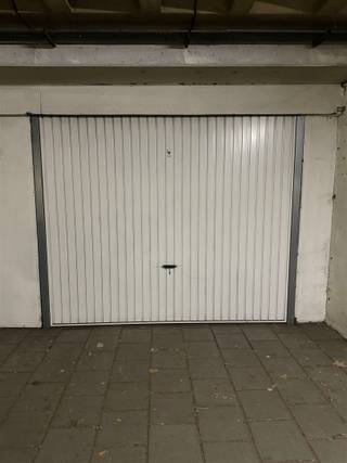 Garagebox met elektrische poortDeze garagebox is centraal gelegen en beschikt over een automatische poort met afstandsbediening.Dit ondergrondse...