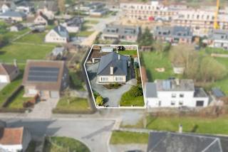 Degelijke bungalow in het charmante Okegem, ideaal gelegen op slechts 500 meter wandelafstand van het station met een rechtstreekse verbinding...