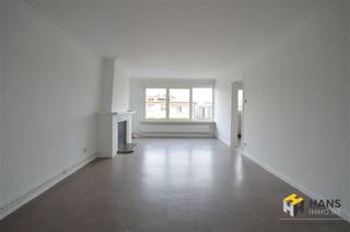 <p><span>Spacieux appartement lumineux de 2 chambres à coucher dans un emplacement central. Rénové en 2019 avec une nouvelle cuisine. Aménagement : entrée de 8m² sur vinyle, espace de vie de 30m² sur vinyle avec cheminée décorative, cuisine de 7m² avec plaque électrique, hotte aspirante, évier, 2 chambres de 12m² et 9m², bureau de 7m², salle de bain de 4m² avec douche, connexion laveuse/sécheuse, douche et lavabo, toilettes séparées. A l'arrière se trouve également une terrasse de 2m² avec placard de rangement. EXTRA : Frais fixes €75 pour la minuterie et l'eau.  Pour plus d'informations ou un devis gratuit, visitez www.hansimmo.be</span></p><p><span> </span></p>