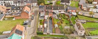 ** KIJKDAG ZATERDAG 20 DEC (VM) - ENKEL OP AFSPRAAK. 
Deze solide woning met garage en tuin is rustig gelegen op de grens met Liedekerke. Een locatie die scoort. Dankzij vlotte verbindingen ben je in een mum van tijd in Gent of Brussel. Alle voorzieningen binnen handbereik: winkels, het denderpad, scholen, natuur en de N45.Een woning vol potentieel en een ruime oprit voor meerdere wagens voor de deur. Bij binnenkomst word je meteen verwelkomd door de inkomhal met trap, die het karakter en de charme van de woning benadrukt. Verder is een leefruimte, een eetkamer en een keuken + berging + doucheruimte en een garage. 
Vanuit de keuken heb je toegang tot de tuin met achterpoort. 
Op de 1e verdieping zijn er 4 slaapkamers en een badkamer.
Ten slotte is er nog een zolder, toegankelijk met vaste trap die nog potentieel biedt om verder in te richten. De achtertuin is ruim. Met wat creativiteit en groene vingers kun je hier een sfeervolle plek creëren. Verder is er nog een kelder. 
Gelegen op een toplocatie in Denderleeuw, combineert deze woning charme en mogelijkheden met een veelbelovende toekomst.
Daarnaast zijn er tal van financiële voordelen beschikbaar om jouw renovatieproject te ondersteunen. Check Mijn VerbouwPremie en ontdek premies, subsidies, renteloze leningen en belastingvoordelen voor energiebesparende maatregelen. EPC LABEL F.
Renovatieverplichting binnen de 6 jaar naar EPC label D. BETONSTRUCTUUR. 

