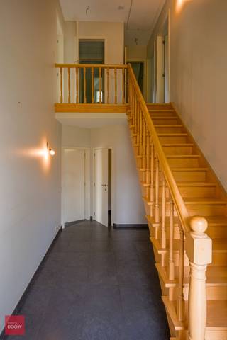 Inkomhal, living, ingerichte keuken, bijkeuken, 3 slaapkamers, badkamer, douchekamer, dressing, zolder, garage en aangename tuin met zonneterras. In nabijheid van scholen en centrum.  Mogelijkheid tot huren via een vennootschap. Beschikbaar vanaf 01/12