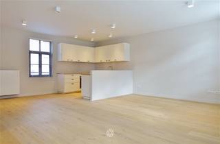 <p><span>GENT - Korianderstraat 19: Op zoek naar een</span><span> </span><span>nieuwbouw appartement centraal gelegen</span><span> te huur in centrum Gent?</span><span> Dan is dit pand mogelijk iets voor u. </span></p><p><span> </span></p><p><span>De belangrijkste troeven:</span></p><ul><li><span>Toplocatie: centraal gelegen in centrum Gent</span></li><li><span>Ruim terras</span></li></ul><ul><li><span>Nieuwbouw</span></li><li><span>Inclusief fietsenstalling </span></li></ul><p><span> </span></p><p><span>Het appartement is ingedeeld als volgt:</span></p><p><span>Het appartement is gelegen op de tweede verdieping, zonder lift.</span></p><p><span>Ruime living met open geïnstalleerde keuken (kookplaat, dampkap, koelkast, oven, vaatwasmachine), berging met aansluiting wasmachine, 2 ruime slaapkamers, apart toilet, badkamer (inloop douche, dubbele lavabo). Inclusief fietsenstalling. </span></p><p><span> </span></p><p><span>Beschikbaar vanaf 15/08/2026. Domicilie verplicht.</span></p><p><span>Huurprijs: € 1.295 + € 25 algemene kosten. EGW apart af te rekenen. </span></p><p><span> </span></p><p><span>Neem contact op met Axel Lenaerts makelaars voor een bezoek via onze website.</span></p><p><span> </span></p><p><span> </span></p>