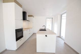 Een weldoordacht project van 3 knappe, ruime woningen in volle centrum vlakbij handelszaken, scholen en openbaar vervoer. Duurzaam en ecologisch gebouwd met een perfecte zuidwest oriëntatie. Iedere woning heeft minimum 3 slaapkamers en kan worden voorzien van een 4de en zelfs 5de slaapkamer (op de zolderverdieping).<br /><br />Energiezuinige woningen dankzij o.a. vloerverwarming, warmtepomp en zonnepanelen.<br />Wij zorgen voor de volledige afwerking met hoogwaardige materialen door vakmensen uit de buurt: zelfs de opritten, terrassen, tuinhuizen, wadi's, carports en extra parkeerplaatsen worden voorzien. Afwerkingsmaterialen kunnen worden gekozen naar eigen smaak.<br />Hierover vindt u meer info in ons lastenboek.<br />Wenst u het lastenboek, overzicht kosten en de plannen te ontvangen? Graag mailen naar sylvie@immoroba.be.<br /><br />Aankoop met 6% BTW mogelijk, ook voor investeerders!