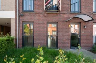 <p>Dit verzorgd en instapklaar gelijkvloers appartement is gelegen in een recent gebouw en combineert een praktische indeling met veel lichtinval en een aangename buitenruimte.<br /><br />Via de inkomhal bereik je de ruime leefruimte met open, volledig uitgeruste keuken. Dankzij de grote raampartijen geniet de leefruimte van een overvloed aan natuurlijk licht en een directe verbinding met het terras en de privatieve tuin. De open keuken is naadloos geïntegreerd in de leefruimte en biedt alle hedendaagse comfort.<br /><br />Verder beschikt het appartement over een volwaardige slaapkamer. De badkamer is uitgerust met zowel een ligbad als een aparte douche en een stijlvol badkamermeubel met wastafel. Daarnaast is er een praktische berging met aansluiting voor een wasmachine en droogkast.<br /><br />Een extra troef is het privatieve terras met aansluitende tuin, bereikbaar vanuit de leefruimte.<br /><br />Een comfortabel en instapklaar appartement met een praktische indeling, veel lichtinval en een aangename buitenruimte.<br /><br />Daarnaast is het appartement voorzien van een buitenstaanplaats, verplicht mee aan te kopen voor € 20.000.</p>