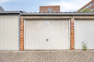Deze garagebox (box 3) bevindt zich op een absolute topligging in het centrum van Leuven. In een buurt waar parkeergelegenheid bijzonder schaars is, vormt dit een uitstekende investerings- én gebruikskans.<br /><br />De garageboxen zijn achterin gelegen en maken deel uit van een verzorgd geheel van 18 garageboxen en 1 staanplaats. Ideaal voor wie een veilige en vlot bereikbare parkeer- of opslagruimte zoekt. De daken werden recent volledig vernieuwd. <br /><br />Interesse of meer informatie?<br />0474 386393<br />lotte@immogve.be