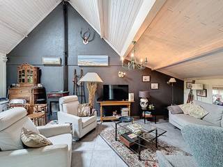 Vakantiewoning gelegen in het groene en rustige domein Nieuwendamme, op wandelafstand van de jachthaven en het openbaar vervoer van Nieuwpoort-Stad.<br />De woning omvat een inkomhal met apart toilet en een badkamer met douche en enkele lavabo. De lichtrijke en gezellige leefruimte met eetplaats en open keuken geeft toegang tot de zonnige tuin met terras. Op de verdieping bevindt zich de slaapkamer, die zorgt voor een knusse en rustige slaapomgeving.<br />Mogelijkheid tot aankoop van een staanplaats nabij de woning.<br />Gelegen in een verzorgd domein met gemeenschappelijk zwembad en speeltuin, perfect voor zowel eigen gebruik als een interessante investering.