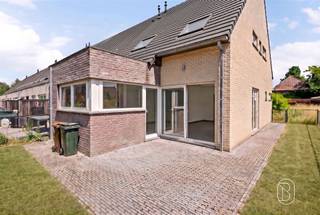 <p><span><strong>Maison mitoyenne prête à emménager, comprenant 3 chambres, un garage et un jardin urbain ensoleillé</strong></span></p><p><span>Cette maison mitoyenne bien entretenue bénéficie d'un emplacement calme en périphérie de la ville et offre une combinaison idéale de confort de vie, d'espace et d'efficacité énergétique. Avec ses trois chambres à part entière, son garage spacieux et son jardin urbain ensoleillé, cette maison est parfaite pour les familles ou les couples à la recherche d'un logement prêt à emménager.</span></p><p><span><strong>Agencement :</strong> hall d'entrée avec toilettes invités, pièce à vivre lumineuse avec cuisine ouverte entièrement équipée et débarras attenant. À l'étage se trouvent trois chambres, une salle de bains avec baignoire, douche et double lavabo, ainsi que des toilettes séparées.</span></p><p><span>La maison dispose également d’un garage spacieux avec porte automatique, d’une place de parking privée et d’un jardin entièrement clos avec terrasse. Grâce au chauffage au sol, au double vitrage et à la bonne <strong>note EPC B</strong>, vous profiterez d’une maison confortable et économe en énergie.</span></p><p><span>À vendre via Immo Beguin, votre expert immobilier depuis 2009.</span></p><p><span>✉️ </span><span>emmy@immobeguin.be</span></p>