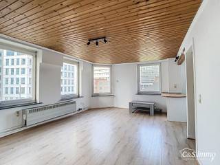 In het centrum van Antwerpen, vlakbij het Centraal Station, bevindt zich dit charmante appartement met een gunstige hoekligging, waardoor je...