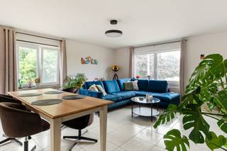 Op een uitstekende locatie nabij centrum Veltem-Beisem bevindt zich dit instapklaar appartement met 1 slaapkamer en balkon. De centrale ligging zorgt voor een goede bereikbaarheid naar winkels, horeca, scholen en het openbaar vervoer.<br /><br />Het appartement bevindt zich op de eerste verdieping van een kleinschalig appartementsgebouw, te bereiken met de trap. Via de inkomhal met apart gastentoilet komen we in de leefruimte terecht. Deze lichtrijke ruimte kan u inrichten met een gezellige zithoek en aparte eetplaats. De aanpalende keuken is voorzien van een basis uitrusting. Verder beschikt het appartement over een ruime slaapkamer, alsook een badkamer, voorzien van lavabo en douchebad. De ramen werden recent vervangen naar de huidige normen (drievoudige beglazing). Ook is er een balkon en kelderberging aanwezig.<br /><br />Het appartement is beschikbaar vanaf april/mei 2027. <br /><br />Dit is een uitstekende opportuniteit als u op zoek bent naar een instapklaar appartement nabij centrum Veltem-Beisem. Contacteer ons voor meer informatie op 0472 82 80 66 of neem een kijkje op www.boonstravastgoed.be<br /><br />Bijzonderheden:<br />- Energiezuinig (EPC score B)<br />- Kleinschalig appartementsgebouw<br />- Nieuwe ramen met drievoudige beglazing
