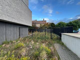 Appartement 1 chambre situé au centre et très pratique. Idéal pour les couples jeunes ou un peu plus âgés, ou pour les célibataires, mobiles ou moins mobiles, souhaitant rejoindre rapidement le centre ou les transports en commun à pied, ou encore accéder facilement à Bruxelles, Louvain et Malines. Le hall d'entrée central vous mène au débarras/buanderie, à la chambre, la salle de bain équipée avec douche et wc et enfin au séjour avec cuisine ouverte. Le séjour et la chambre s'ouvrent sur une jolie terrasse donnant sur les jardins communs. L'appartement comprend également une place de parking avec cave attenante dans le garage souterrain, accessible par ascenseur. L'immeuble, composé de seulement 10 logements, est neuf et bien entretenu. Des jardins communs bordent les deux côtés. L'appartement est prêt à vous accueillir ! Envie d'une visite ou d'en savoir plus ? Contactez-moi au 0486 43 49 08 Daphné de Sherwin Immo +