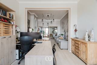 SCHRIJF JE IN VOOR HET EERSTE BEZOEKMOMENT VAN VRIJDAG 2 OKTOBER VIA ONZE WEBSITE!<br /><br />Ben jij op zoek naar een gerenoveerde en energiezuinige gezinswoning met maar liefst 4 slaapkamers in het centrum van Ronse? Gevonden!<br /><br />De hoge plafonds, de goede EPC-score, de vier ruime slaapkamers en de handige ligging op een boogscheut van het centrum en alle nodige voorzieningen zijn maar enkele van de vele troeven die we hier terugvinden!<br /><br />INDELING:<br /><br />GLV: Je komt de woning binnen via de ruime inkomhal. Van hieruit heb je toegang tot de grote living die verder doorloopt naar de eetplaats en de gerenoveerde keuken. Aansluitend aan de keuken bevindt zich een praktische berging en een apart toilet.<br /><br />1eV: Op het eerste verdiep kom je boven in de nachthal. Van hieruit heb je toegang tot twee volwaardige slaapkamers van 15 m² en 13 m² en een gerenoveerde badkamer.<br /><br />2eV: Op het tweede verdiep bevinden zich nog twee ruime slaapkamers van 25 m² en 19 m². Deze kamers lopen in elkaar door en bieden heel wat mogelijkheden.<br /><br />KELDER: De woning beschikt bovendien over een ruime kelder, ideaal als extra bergruimte.<br /><br />Lijkt deze gerenoveerde gezinswoning wel iets voor jou? Aarzel dan zeker niet en contacteer ons vandaag nog om een bezoek in te plannen!