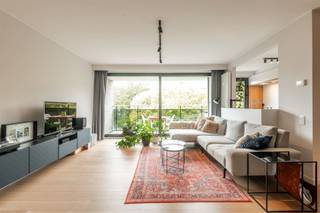 <p><span>OMGEVING<br />Wonen op de Fruithoflaan betekent genieten van een aangename woonomgeving met alle dagelijkse voorzieningen binnen handbereik. Supermarkten, bakkers, speciaalzaken, horecazaken en openbaar vervoer bevinden zich op wandelafstand. Bovendien zorgen de vlotte verbindingen naar de belangrijkste in- en uitvalswegen ervoor dat je je snel en gemakkelijk kunt verplaatsen.</span></p><p><span>INDELING<br />Dit instapklare appartement werd in 2019 volledig en hoogwaardig gerenoveerd en combineert een praktische indeling met een aangename lichtinval. Bij het binnenkomen word je verwelkomd in de inkomhal, voorzien van een vestiairekast en een apart gastentoilet. Daarnaast biedt een praktische berging, met aansluitingen voor wasmachine en droogkast, extra comfort en opbergruimte. De ruime woon- en eetkamer vormt het hart van het appartement. De warme parketvloer zorgt voor een stijlvolle, huiselijke uitstraling, terwijl de grote raampartijen de ruimte baden in natuurlijk licht. Aansluitend bevindt zich de volledig geïnstalleerde keuken, uitgerust met een kookplaat, dampkap, combi-oven, koelkast met vriesvak en spoelbak. Een aangename plek waar koken en gezellig samenzijn vanzelf samenkomen. Verder beschikt het appartement over twee volwaardige slaapkamers van 13 m² en 17m², beide gelegen aan de rustige achterzijde. Vanuit elke slaapkamer heb je rechtstreeks toegang tot het achterliggende terras, een fijne plek om in alle rust van de buitenlucht en de zon te genieten. De badkamer is verzorgd ingericht met een douche, handdoekdroger en een elegante marmeren wastafel met dubbele lavabo. Ook buitenruimte ontbreekt hier niet. Het terras aan de voorzijde biedt een mooi uitzicht op het groen en laat je genieten van de avondzon. Het terras aan de achterzijde vormt dan weer een rustige plek voor een ontspannen ochtend of een zonnig moment doorheen de dag. Het appartement beschikt bovendien over een privatieve kelderberging.</span></p><p><span>Een ruime, overdekte ondergrondse autostaanplaats is optioneel aan te kopen voor €19.000.</span></p><p><span>De gemeenschappelijke kosten bedragen €265/maand en omvatten eigen gebruik water en verwarming, het onderhoud van de gemeenschappelijke delen en de voortuin, de lift, de elektriciteit van de gemeenschappelijke delen, de blokpolis en de syndicuskosten.</span></p><p><span>TROEVEN<br />- Volledig gerenoveerd in 2019<br />- Energiezuinig: EPC-label B (121 KWh/m² jaar) - hr-glas – veiligheidsdeur<br />- Buitenruimte: 2 terrassen<br />- Kelderberging en grote overdekte autostaanplaats</span></p>