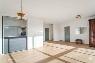 <strong><strong>Ruim 4 slaapkamer appartement voorzien van 2 zonneterrassen over de volledige breedte met groen zicht! <span>Het appartement is uitstekend gelegen te Fruithoflaan nabij winkels, Delhaize, Colruyt, Traitteur-slagerij Finebek, openbaar vervoer, scholen, belangrijke in-en uitvalswegen.</span><br /><br /></strong></strong>
<p><strong><span>INDELING:</span><br /></strong>Stap binnen in dit ruim appartement met 2 terrassen. De LEEFRUIMTE (ca. 40,6m²) op een parketvloer en de directe toegang tot het zonnige ZW-terras (18,3m²) – compleet met verlichting en een rustgevend groen uitzicht. Aansluitend bevindt zich de ingerichte KEUKEN voorzien van opbergkasten en toestellen; een inductiekookplaat, dampkap, oven, ijskast, diepvries en een afwasmachine.<br /><br />Verder is er een apart BUREAU / slaapkamer 1 (ca. 3,67m x 3,5m) met een ingewerkte kastenwand, SLAAPKAMER 2 (ca. 3,29m x 5,58m) en een bijbehorende DOUCHEKAMER voorzien van een lavabo in een meubel en een douche. <br /><br />Via de NACHTHAL bereikt u de overige vertrekken, waaronder een praktische aparte BERGING (3m²) en een handige WASPLAATS. <br />Hier bevinden zich nog twee ruime kamers: SLAAPKAMER 2 (15m²) op parket met een ingemaakte kastenwand en SLAAPKAMER 3 (ca. 3,65m x 4,2m). De laatste twee kamers geven uit op het tweede TERRAS (ca. 10m²), waar u dankzij de oost-oriëntatie heerlijk van de ochtendzon geniet. Een tweede BADKAMER (4m²) met ligbad, dubbele lavabo een toilet.<br /><br />Mogelijkheid tot aankopen van een gesloten GARAGEBOX met automatische poort in het gebouw gelegen nabij de lift aan €30.000<br /><br />Dit ruime appartement is een samenvoeging van een appartement en een studio. Dankzij deze combinatie geniet u van een mooie oppervlakte twee aparte terrassen en een indeling die perfect geschikt is voor wie wonen en werken wil combineren of behoefte heeft aan extra privacy binnen het gezin.</p>
<strong><span>BIJZONDERHEDEN: </span></strong><br />- Ruim 4 slaapkamer appartement met groen uitzicht. <br />- Gesloten garagebox met automatische poort apart te koop <br />- Dubbele kelder inclusief met een hoogte van 2,9m<br />- Goed onderhouden gebouw; Dak is geïsoleerd en voldoet aan normen van 2020, terrassen van het gebouw volledig gerenoveerd dd. 2016, Individuele watermeters, nieuw gerenoveerde inkomhal en videofoniesysteem, liften conform <br />- Terras aan living ca. 18,5m² + terras aan slaapkamers ca. 10m².<strong><span><br /></span></strong>- Automatisch zonnescherm geplaatst aan zonnekant, elektrische keuring conform<br />- Concierge in het gebouw<strong><span><br /></span></strong>