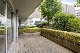 Dit energiezuinige appartement met 2 slaapkamers en een royaal terras van 18 m², is perfect gelegen aan het station van Brugge, aan het Marie Popelinplantsoen. Dit appartement heeft een uitstekend EPC A-label, wat garant staat voor lage energiekosten en een duurzaam wooncomfort.De zeer centrale ligging, met openbaar vervoer, diverse winkels en het bruisende centrum van Brugge op wandelafstand, maakt het een ideale uitvalsbasis voor zowel bewoners als een aantrekkelijke investering.Je betreedt het appartement via de inkomhal met gastentoilet die toegang biedt tot de lichtrijke leefruimte met open keuken. Je hebt er een open zicht op het ruime terras en het groene Mariepopelinplantsoen, wat zorgt voor een aangename natuurlijke lichtinval en een rustgevend uitzicht.Het appartement beschikt verder over een ruime badkamer met dubbele lavabo en twee comfortabele slaapkamers, elk voorzien van eigen sanitair.Tot slot behoort er een privatieve ondergrondse autostaanplaats tot het appartement, een absolute troef in Brugge voor gemakkelijk parkeren.Indeling:- Inkom met toilet- Leefruimte met open keuken- Terras (18 m²)- Berging- Badkamer met bad en lavabo- Slaapkamer 1- Slaapkamer 2- Ondergrondse staanplaats