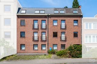 <p><strong>Info &amp; bezoeken – 02 315 51 71</strong><span></span></p>
<p><strong>We Invest Brussels</strong> stelt u met plezier dit prachtige appartement voor, gelegen aan de <strong>Joseph Chaudronlaan</strong> in Audergem, op de <strong>bovenste verdieping van een kleinschalige residentie met lage gemeenschappelijke kosten</strong>.</p>
<p>Een bijzonder pluspunt is de <strong>privélift</strong> die rechtstreeks in het appartement uitkomt en zorgt voor extra comfort en exclusiviteit. Binnen vindt u een lichtrijke leefruimte met een gezellige woonkamer, een aparte eetkamer en een afzonderlijke keuken, ideaal voor dagelijks wooncomfort.</p>
<p>Het nachtgedeelte bestaat uit <strong>drie volwaardige slaapkamers</strong>, een ruime badkamer en twee aparte toiletten, waardoor het appartement perfect geschikt is voor een gezin of als investering.</p>
<p>Het appartement verkeert in <strong>uitstekende staat</strong> en is momenteel <strong>verhuurd</strong>, wat het bijzonder interessant maakt voor investeerders die op zoek zijn naar een kwalitatief pand met onmiddellijk huurrendement.</p>
<p>Een <strong>ondergrondse parkeerplaats wordt verplicht mee verkocht</strong> voor een <strong>meerprijs van €25.000</strong>, wat zorgt voor extra comfort en een veilige parkeeroplossing.</p>
<p>Dankzij de uitstekende ligging, vlak bij winkels, scholen, openbaar vervoer en belangrijke invalswegen, geniet u hier van alle dagelijkse voorzieningen binnen handbereik.</p>
<p><strong>Een zeldzame kans in Audergem. Zeker een bezoek waard!</strong></p>