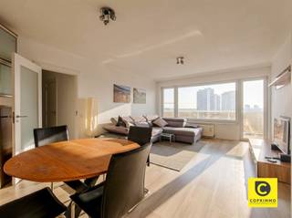 <p><span>Appartement moderne et lumineux de 2 chambres avec une vue magnifique sur Anvers !</span></p><p><span>Situé au 10e étage sur la rive gauche, cet appartement moderne offre une vue imprenable sur la ligne d'horizon d'Anvers. Grâce à son emplacement stratégique, vous bénéficiez d'une excellente accessibilité, tant en voiture qu'en transports en commun. Commerces, installations sportives, parcs et lieux de détente sont accessibles à pied.</span></p><p><span> </span></p><p><span>Hall d'entrée, pièce à vivre &amp; e cuisine</span></p><p><span>En entrant, vous accédez à un vaste hall d’entrée doté d’un vestiaire encastré. Le salon, lumineux et agréable, est doté de grandes baies vitrées et offre un accès direct à la terrasse spacieuse (environ 16 m²), avec une vue panoramique sur la ville. La cuisine est entièrement équipée d’une plaque de cuisson électrique, d’une hotte aspirante, d’un four, d’un lave-vaisselle, d’un réfrigérateur et d’un congélateur.</span></p><p><span> </span></p><p><span>Chambres &amp; e salle de bains</span></p><p><span>Le couloir de nuit donne accès à deux chambres (environ 8 m² &amp; 15 m²), toutes deux dotées de grandes fenêtres qui laissent entrer beaucoup de lumière naturelle. La salle de bains moderne dispose d’une grande douche à l’italienne, d’un double lavabo avec des placards encastrés et d’un meuble séparé pouvant accueillir un lave-linge et un sèche-linge. Il y a également des toilettes séparées dans le couloir.</span></p><p><span> </span></p><p><span>Terrasse</span></p><p><span>La vaste terrasse s'étend sur toute la largeur de l'appartement et offre une vue unique sur la ligne d'horizon d'Anvers, l'endroit idéal pour se détendre.</span></p><p><span> </span></p><p><span>Cave et place de par &amp; </span></p><p><span>L'appartement dispose d'un débarras privatif en sous-sol. Une place de parking souterraine est disponible au prix de 65 euros par mois.</span></p><p><span> </span></p><p><span>Loyer et charges</span></p><p><span>- Loyer de l'appartement : 895 euros/mois</span></p><p><span>- Loyer de la place de parking : 65 euros/mois</span></p><p><span>- Mobilier : en option (location ou reprise possibles, les options sont à discuter sur place)</span></p><p><span>- Charges : 160 euros/mois (comprenant l'entretien des parties communes, le chauffage privatif et l'eau)</span></p><p><span>- Disponible : immédiatement</span></p><p><span> </span></p><p><span>Ce magnifique appartement offre de l'espace, de la lumière et une vue imprenable dans un emplacement de choix à Anvers Linkeroever. Ça vous intéresse ? Contactez-nous dès aujourd’hui pour une visite !</span></p>