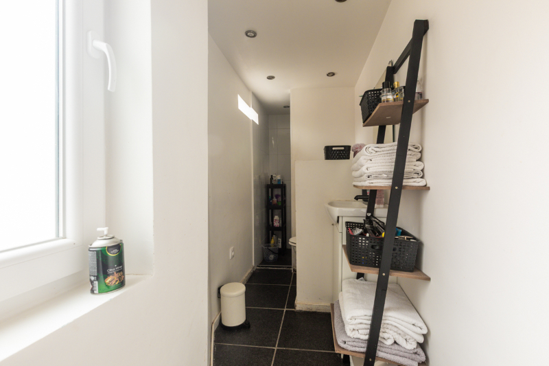 Te renoveren woning met 4 slaapkamers, tuinterras en kleine garage (elektriciteit goedgekeurd...). - foto 5