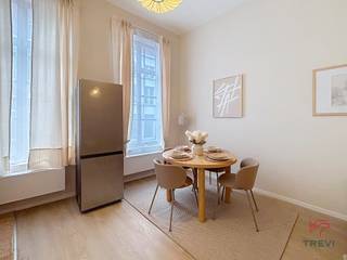 <p><strong>BRUXELLES, magnifique appartement 3 chambres duplex meublé de ±125m².</strong></p>
<p><u>Au 1er étage</u> :</p>
<ul>
<li>Hall d'entrée</li>
<li>Séjour de ±32,5m² (4,35m x 7,45m)</li>
<li>Cuisine équipée (four, taque, hotte, frigo, congélateur, lave vaisselle)</li>
<li>Une chambre de ±13,5m² (3,86m x 3,46m)</li>
<li>Une salle de douche (douche, lavabo, WC)</li>
<li>Une chambre de ±12m² (2,87m x 4,13m)</li>
</ul>
<p><u>Au 2ème étage</u> :</p>
<ul>
<li>Une chambre de ±11,5m² (2,8m x 4m)</li>
<li>Une salle de douche (douche, lavabo, WC)</li>
</ul>
<p>Provision pour charges de 300€/mois (eau chaude, froide, chauffage, communs, électricité, internet)</p>
<p></p>