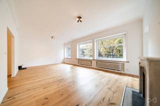 Infos et visite : 02 315 51 71. <br />Situé au 524 de la très prisée Avenue Louise, à deux pas du Bois et de l’Abbaye de la Cambre, We Invest vous propose ce superbe appartement 3 chambres de ±147 m² brut, entièrement rénové (première occupation). Il se compose d’un hall d’entrée avec espace vestiaire et WC séparé, d’un vaste séjour lumineux, d’une cuisine séparée de ±15 m² complètement équipée, ainsi que de trois belles chambres (15, 12 et 12 m²), dont deux disposent de leur propre salle de bain. L’appartement bénéficie également d’une agréable terrasse à l’arrière. Double vitrage, électricité conforme, PEB : D. Ascenseur, copropriété saine, une cave incluse. Possibilité d’acquérir un grand garage box en supplément pour 75.000 €. À visiter sans tarder !
