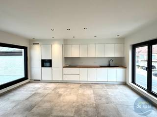 Volledig vernieuwd hoek-appartement op centrale ligging in Nieuwpoort-stad. Het appartement bevat 2 slaapkamers en een ruime woonkamer met open volledig ingerichte keuken. Er is naast de keuken een ruime berging voorzien. Grenzend aan de woonkamer is een ruim terras van 18m². Badkamer met inloopdouche en afzonderlijk toilet. Zeer energiezuinig en met een ventilatiesysteem D. Overal verlichting met inbouwspots al geplaatst. Er kan een ruime kelder/fietsenberging mee gehuurd worden bij het appartement. Vrij vanaf half januari 2026.<br />