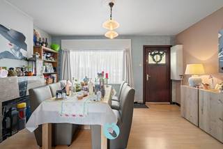 Bent u op zoek naar een renovatieproject met potentieel? Dan is dit uw kans! <br />Vlakbij het centrum van Ertvelde bieden wij deze te renoveren woning aan op een perceel van 311m². <br />Deze is gelegen in een rustige straat op wandelafstand van het centrum met wekelijkse markt, winkels en openbaar vervoer - vlotte aansluiting tot de R4. <br /><br />De indeling van deze woning is op heden als volgt: leefruimte, berging, keuken, hal, badkamer. <br />Op de verdieping vinden we twee slaapkamers terug.<br /><br />Deze woning is op heden verhuurd.<br /><br />Dit pand is onderworpen aan de renovatieverplichting van de Vlaamse overheid voor residentiële gebouwen (behoudens bij sloop binnen 5 jaar na de aankoop). Consulteer voor meer informatie de website van het Vlaams Energie- en Klimaatagentschap via https://www.vlaanderen.be/een-huis-of-appartement-kopen/renovatieverplichting-voor-residentiele-gebouwen<br /><br />Fijn renovatieproject om een ideale opbrengsteigendom te creëren. <br />De woningen gelegen te Molenstraat 79 en 81 - Ertvelde wonen eveneens te koop aangeboden. <br /><br />Wilt u deze eigendom en zijn troeven zelf ontdekken, neem dan zeker contact op voor het plannen van een bezoek ter plaatse.<br /><u><strong>Interesse?</strong></u> Contacteer Steffi telefonisch op 0498/50.50.94 of per mail steffi@vastgoeddevos.be 