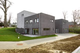 Woning in Herent - Paardenveldstraat: Unit D.3<br /><br />Welkom in Herent - laatste woningen! Deze unieke, eigentijdse woonbuurt aan de Paardenveldstraat bestaat uit moderne nieuwbouwwoningen omgeven door parkgebied. Buiten geniet je van een mooi terras en van een ruime, gedeelde parkzone. Binnen van een optimale indeling en een mooi uitzicht. Dankzij hun strakke, moderne vormgeving met donkere en lichte vlakken springen deze huis in het oog in het glooiende landschap dat deze buurt aan de Paardenveldstraat typeert. Deze groene buurt is ideaal gelegen en geniet van een rustige ligging, vlak bij Leuven. Elk huis beschikt over drie slaapkamers en twee parkeerplaatsen. De grote raampartijen zorgen voor veel lichtinval. De gemeenschappelijke tuin en het privéterras maken het plaatje compleet. Woning D.3 is een halfopen bebouwing met 3 slaapkamers met een vloeroppervlakte van 138m². Exclusief (verplicht aan te kopen): autostaanplaats.