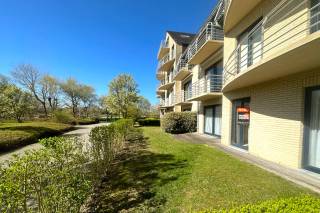 Dit charmante appartement met een bewoonbare oppervlakte van 80 m² bevindt zich in een verzorgd gebouw, omringd door groen en gelegen in alle rust in Vosseslag, op wandelafstand van het strand en nabij de Koninklijke Golf Club Oostende. Winkels, openbaar vervoer en het centrum van De Haan bevinden zich op korte afstand.<br />De woning beschikt over twee slaapkamers, een apart toilet en een ruime badkamer uitgerust met een douche, ligbad en lavabo. De ruime, open leefruimte met open keuken beschikt daarnaast over een praktische berging voor extra opbergruimte.<br />De indeling is praktisch en overzichtelijk, waardoor de ruimtes efficiënt benut kunnen worden. Bovendien zorgt de westelijk georiënteerde tuin ervoor dat je bijna de hele namiddag en avond kan genieten van de zon.<br />Als extra troef is er de mogelijkheid om een garage aan te kopen voor €39.000 en een staanplaats voor €20.000.<br />Interesse? Contacteer dan Manon via manon@immovinck.be of 050 41 10 13.