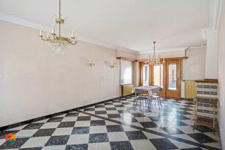 Op een uitstekende locatie te Keerbergen bevindt zich deze open bebouwing met 3 slaapkamers en aparte garage op een perceel van 678 m². U geniet hier van een rustige ligging en bevindt zich tegelijk vlakbij het centrum van Keerbergen met winkels, eet-en drankgelegenheden, scholen en het openbaar vervoer op wandel- en fietsafstand.<br /><br />We betreden de woning via de inkomhal. De leefruimte kan u inrichten met een gezellige zithoek en een aparte eetplaats. Aangrenzend bevindt zich de keuken. Het gelijkvloers beschikt aan de achterzijde nog over een zeer ruime berging/wasplaats en een apart toilet. De nachthal op de eerste verdieping geeft u toegang tot 3 slaapkamers en een badkamer, uitgerust met bad, lavabo en toilet. De ruime zolder op de tweede verdieping wordt momenteel gebruikt als stockageruimte, maar biedt nog tal van mogelijkheden mits het plaatsen van een vaste trap. Tenslotte is deze woning deels onderkelderd. In de zuidwest georiënteerde tuin kunt u steeds in alle privacy genieten van het mooie weer. Naast/achter de woning is er nog een ruime garage die u voorziet van extra comfort en opbergruimte voor al uw tuinspullen.<br /><br />U bent verplicht om deze woning binnen de 6 jaar na aankoop grondig energetisch te renoveren tot minimum EPC-label D.<br /><br />Dit is een uitstekende opportuniteit als u op zoek bent naar een renovatieproject met veel potentieel op een uitstekende locatie in Keerbergen. Contacteer ons op 0497 14 67 97 voor meer informatie of neem een kijkje op www.boonstravastgoed.be. <br /><br />Bijzonderheden:<br />- Aparte garage<br />- 3 slaapkamers<br />- Centrale ligging
