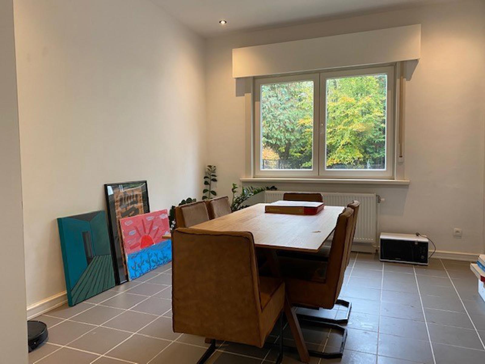 Een gerenoveerd, vrijstaand huis met 4 slaapkamers, tuin en parking. - foto 4