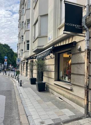 Situé sur l’emblématique Avenue Louise à Bruxelles, ce rez-de-chaussée commercial de ± 110 m² accueille actuellement le magasin "No...