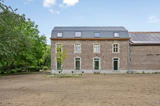 Welkom in deze uitzonderlijke woning, prachtig gelegen midden in het groen in Herk-de-Stad. Omgeven door bomen en uitgestrekte velden geniet je hier van absolute rust, zonder in te boeten op comfort en ruimte. De hoeve werd opgedeeld in 5 woningen, waarvan wij de laatste grote woning nog te koop aanbieden.<br /><br />De stijlvolle en ruime woning biedt maar liefst 280 m² bewoonbare oppervlakte en is volledig gestript en grondig gerenoveerd met oog voor kwaliteit en detail. Er werd uitsluitend gewerkt met hoogwaardige materialen, zowel qua afwerking als isolatie en technieken. Zo werden er o.a. een geothermische warmtepomp geplaatst, zonnepanelen en werd de volledige woning geïsoleerd. Dit alles resulteert in een energiezuinige en duurzame woning (EPC A) met behoudt van authentieke charme.<br /><br />Op het gelijkvloers bevinden zich een lichtrijke leefruimte en een open keuken met eetkamer. De op maat gemaakte keuken is netjes afgewerkt en uitgerust met de nodige technieken. Alle ruimtes zijn voorzien grote ramen die een schitterend zicht bieden op het omliggende groen en zorgen voor een overvloed aan natuurlijk licht.<br /><br />Op de eerste verdieping vind je maar liefst drie ruime slaapkamers en een moderne badkamer met douche, toilet en lavabo. <br /><br />De tweede verdieping is een ware privé-oase, met een zeer grote slaapkamer met ruimte voor het installeren van een dressing en een luxueuze badkamer met bad, douche, dubbele lavabo, toilet en aansluitingen voor wasmachine, droogkast en extra bergruimte.<br /><br />De kelder werd volledig bekuipt en is zo ideaal als wijnkelder of extra opslagruimte.<br /><br />In de tuin achter de woning kan een terras worden aangelegd (reeds vergund), zodat je in alle rust kan genieten van het open uitzicht zonder inkijk van buren. Verder kan je ook genieten van de gezellige binnenkoer en het prachtige domein omheen de hoeve. <br /><br />Een unieke kans voor wie op zoek is naar ruimte, rust, topkwaliteit en een prachtige ligging. Neem snel contact op en laat je verrassen door deze uitzonderlijke woning!