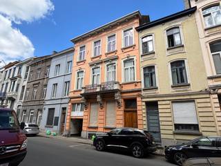 Studio/appartement in een mooi herenhuis, gelegen op de 3e verdieping (geen lift). Uitstekende ligging in centrum Gent. De indeling is de...