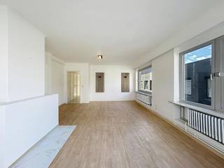 Vous recherchez un appartement rénové de 2 chambres avec vue sur la Lys ? <br />Alors c'est peut-être quelque chose pour toi ! L'appartement est très lumineux et offre une vue dégagée.<br /><br />Disposition :<br /><br />2e étage :<br />- hall d'entrée spacieux avec toilettes invités<br />- espace de vie avec vue sur la Lys et les tours Broel<br />- cuisine pratique (four, lave-vaisselle, double évier, plaque vitrocéramique et réfrigérateur)<br />- salle de bain avec douche, baignoire et double vasque<br />- 2 chambres spacieuses<br />- terrasse<br /><br />Supplémentaire :<br />- frais communs : commission 50,00 €/mois<br /><br />Intéressé ? Demandez une visite rapide via le site web www.dewaele.com