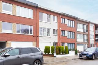 Rustig wonen met vrij zicht op groen en velden, zonder overburen, winkels in de onmiddelijke omgeving én met een vlotte verbinding naar Antwerpen en de rand? De wijk Zwarte Arend combineert een praktische ligging met een zeldzame meerwaarde: een open, blijvend uitzicht vanuit de leefruimte.<br /><br />Het appartement bevindt zich op de bovenste verdieping van een kleinschalig gebouw met slechts drie units, wat zorgt voor lage maandelijkse kosten. De voorbije jaren werd het appartement volledig gerenoveerd. Als nieuwe eigenaar hoef je je dus nergens zorgen over te maken: verhuizen en genieten.<br /><br />De open leefruimte biedt alle plaats voor een gezellige zithoek en een grote eetkamer te installeren. Absolute troef is het open zicht over de velden: geen overburen, veel lichtinval en een aangenaam gevoel van rust en privacy. De aansluitende keuken sluit mooi aan op de leefruimte en is volledig en praktisch ingericht.<br /><br />Achteraan bevinden zich twee volwaardige slaapkamers, waarvan één uitgeeft op een gezellig terras met ingebouwde barbecue. Een leuke extra voor gezellige avonden.<br />De badkamer is netjes onderhouden en uitgerust met een douche, wastafel en toilet. <br /><br />Daarnaast is er nog een derde kamer, ideaal als bureau, hobbyruimte of logeerkamer.<br /><br />Tot slot is er een ruime privatieve kelderberging die het comfort compleet maakt.<br /><br />Epc: 177 kWh/m2, P-score: A, G-score: A, Vg-Wg-Gvv-Gvkr-Gmo