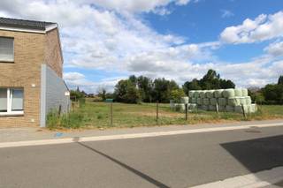 Dit perceel bouwgrond is gelegen in de rustige Broekstraat in het landelijke Jesseren bij Borgloon.<br />Het perceel komt in aanmerking voor halfopen bebouwing.<br /><br />Bouwvoorschriften: <br />x eengezinswoning, ook meergeneratiewoning en zorgwoning mogelijk; <br />x bouwdiepte gelijkvloers maximaal 17 meter; <br />x bouwdiepte verdieping maximaal 12 meter; <br />x bouwhoogte: maximaal 2 bouwlagen onder de kroonlijst; <br />x dakvorm: vrij te kiezen; <br />x ondergrondse garages zijn toegestaan; <br />x vrijstaande bijgebouwtjes zijn toegelaten met 1 bouwlaag. <br />x aangebouwde carport is mogelijk. <br /><br />Voor dit perceel is er geen bouwverplichting.<br /><br />Het naastgelegen perceel aan de rechterzijde is eveneens te koop.<br /><br />MEER INFO? Maak dan telefonisch een afspraak op het nummer 012 23 00 23 of mail uw vragen aan roland@immo-leroi.be.
