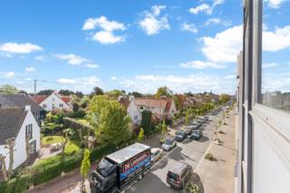 Ontdek dit aangenaam appartement met twee volwaardige slaapkamers op een toplocatie in Knokke, op wandelafstand van het strand. Dit appartement bevindt zich op de derde verdieping en geniet van een aangenaam, open uitzicht. Dankzij de centrale ligging in het bruisende hart van Knokke geniet u van alle gemakken: winkels, restaurants en voorzieningen bevinden zich binnen handbereik. Mogelijkheid tot aankoop van een parkeerplaats in het gebouw.<br /><br />Indeling:<br />inkom met toilet en vestiaire, leefruimte met open zicht, afzonderlijke keuken, twee slaapkamers met twee aansluitende badkamers, terras achteraan.<br /><br />Kelderberging, vuilnislokaal en fietsenstalling.<br /><br />Mogelijkheid tot aankoop parkeerplaats in het gebouw aan € 50.000.<br /><br />Bezoeken? Graag na afspraak met Avantimmo op het nummer 050 62 50 55