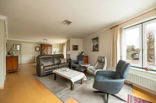 Verzorgd appartement op de eerste verdieping met drie slaapkamers, terrassen, garagebox en twee ondergrondse autostaanplaatsen, gelegen...